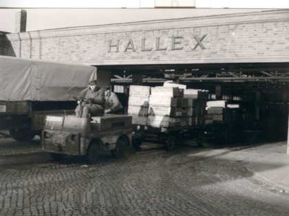 Elektromobilität in Reinkultur: Ein Fischtransport aus der Halle 10 in den 50er-Jahren. Foto: FBG