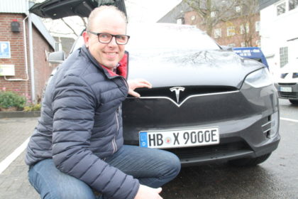 Setzt sich als Taxiunternehmer für den Umweltschutz ein: Michael Lorenz vor seinem Tesla-Elektroauto.