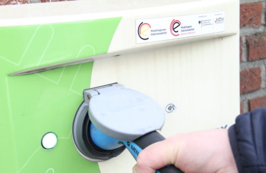 Von der Steckdose in die Autobatterie und Vorzeigeprojekt in der Region: Strom für den Betrieb von Elektroautos.