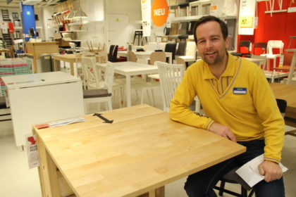 Mehr Verwertung geht nicht: IKEA-Mitarbeiter Felix Theuerkauff an einem Tisch, der aus Holzresten gebaut ist.