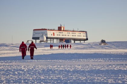 Verlässliche und umweltfreundliche Forschungs-Basis mitten in der Antarktis: Neumayer III     Fotos: AWI