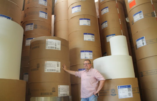 Der Herr der Papierrollen: Im Druckzentrum Nordsee achtet Betriebsleiter Lars Cordes darauf, dass umweltfreundliches Recyclingpapier eingesetzt wird. Fotos: Helmut Stapel