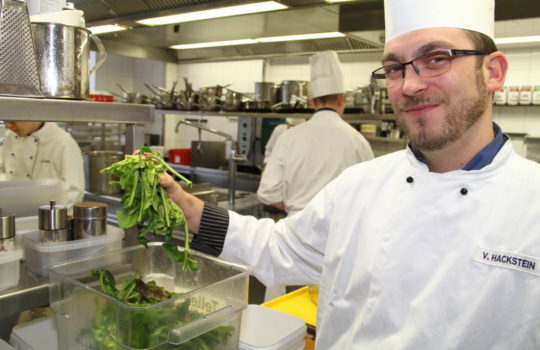 Steht für Nachhaltigkeit in der Küche des Atlantic Hotel Sail City: Koch Vincent Hackstein.
