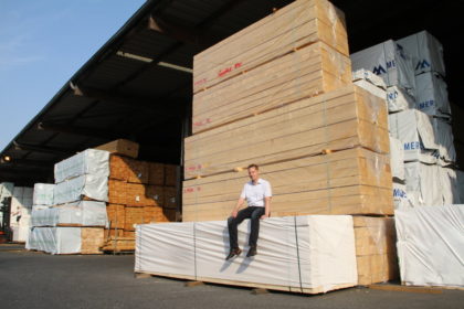 Handelt mit zertifiziertem Holz aus der ganzen Welt: Holz Cordes im Bremerhavener Fischereihafen.					Foto: Helmut Stapel