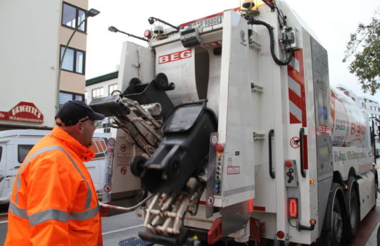 Werden auch komplett von Elektromotoren betrieben: der Mülltonnen-Lifter am Heck und die drehende Mülltrommel. Foto: Helmut Stapel