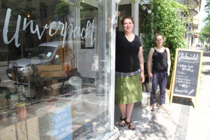 Setzen sich mit ihrem Verkaufsmotto „Unverpackt“ für die Umwelt ein: die Inhaberinnen des Geschäftes „Glückswinkel“ Anne Bink (links) und Fiona Brinker. Foto: Helmut Stapel