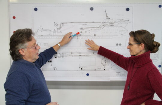 Haben gemeinsam das Transportschiff für Offshore-Windparks mit dem emissionsfreien Antrieb entwickelt: Rolf Rhoden und Martina Kuhlmann. Foto: Helmut Stapel