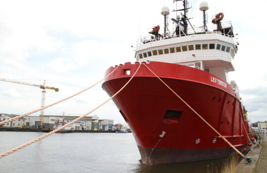Jetzt schon als Dreier-Flotte für Innoven in Fahrt: die LEV-Schiffe mit Antrieben auf Mineralöl-Basis für Offshore-Windparks. Foto: Helmut Stapel