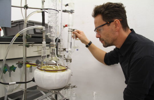 Forscht an der Hochschule Bremerhaven mit Hilfe von thermischen Trennverfahren an neuen Bio-Kraftstoffen: Enrico Ruppert. Foto: Helmut Stapel