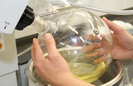 Einfach, aber zielführend: die Technik zur Gewinnung von Öl-Destillaten als Grundlage für neuen Bio-Kraftstoff. Foto: Helmut Stapel