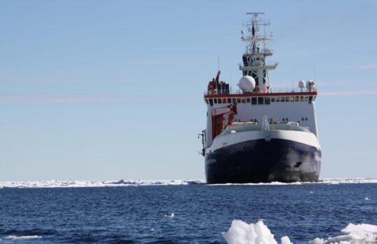 Bekommt mit der Polarstern II einen würdigen Nachfolger: der Forschungseisbrecher Polarstern. Foto: AWI/Folke Mehrtens