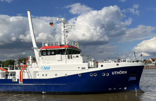 Vor kurzem in Dienst gestellt und das weltweit erste Forschungsschiff mit umweltfreundlichen Methanol-Antrieb: die Uthörn des AWI. Foto: AWI/Folke Mehrtens. 