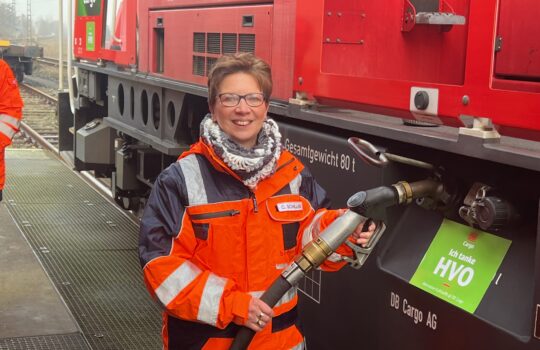 Start für den emissionsarmen Betrieb der Rangierloks im Hafen: Senatorin Dr. Claudia Schilling beim Betanken. Foto: Helmut Stapel