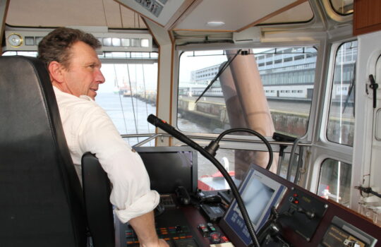 Wichtiger Teil der besseren Koordination im Schiffsverkehr auf der Weser: die Schlepper. Foto: Helmut Stapel