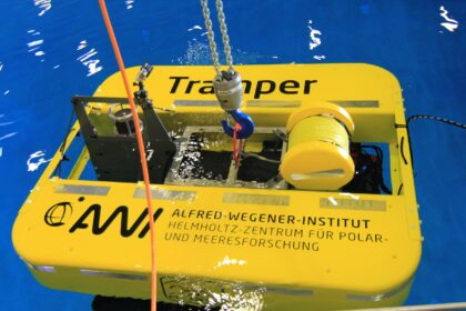 Mitglieder der Helmholtz-Allianz ROBEX testen das Unterwasserfahrzeug AWI-Tramper im Becken des DFKI Bremen. In ROBEX arbeiten Tiefsee- und Weltraumforscher zusammen, um Technologien weiterzuentwickeln. So wollen Wissenschaftler des Alfred-Wegener-Instituts zukünftig die Tiefsee in der Framstraße zwischen Spitzbergen und Grönland mit autonomen Unterwasserfahrzeugen wie dem Tramper erforschen.