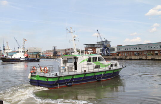 Fährt bereits dieselelektrisch und kontrolliert die Wassertiefen in den Häfen in Bremerhaven: die „Seeadler“. Foto: Helmut Stapel