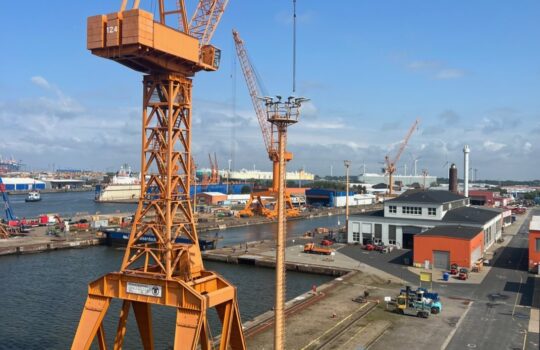 Will Deutschlands Zentrum für den Bau von Offshore-Umspannstation werden: die Bremerhavener Lloyd-Werft. Foto: Helmut Stapel