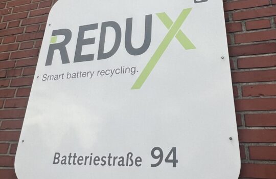 Könnte treffender nicht sein: die Adresse des Bremerhavener Batterie-Recyclers Redux. Foto: Helmut Stapel