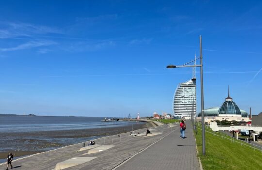 Bereits jetzt auf den Meeresspiegelanstieg vorbereitet: die erhöhten Deiche in Bremerhaven. Foto: Helmut Stapel
