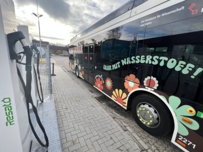 Fahren in Bremerhaven bereits mit Wasserstoff: Busse von BremerhavenBus. Foto: Helmut Stapel