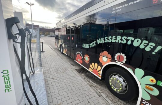 Fahren in Bremerhaven bereits mit Wasserstoff: Busse von BremerhavenBus. Foto: Helmut Stapel