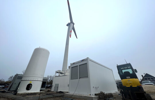 Bereits im Bau: der zwei Megawatt Elektrolyseur am Windrad im Gewerbegebiet Speckenbüttel. Foto: Helmut Stapel