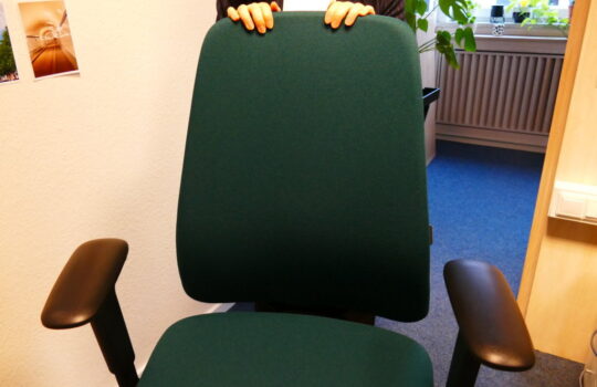 Zirkuläre Beschaffung im Sinne der Nachhaltigkeit: ein Bürostuhl aus recycelten Materialien. Foto: Helmut Stapel