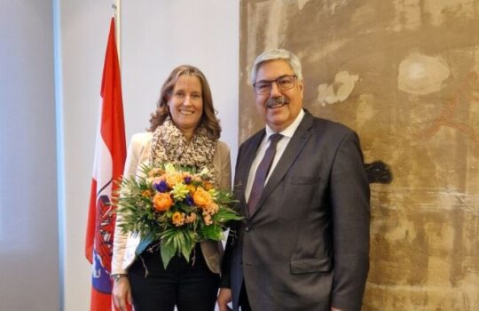 Oberbürgermeister Melf Grantz überreichte der neuen Dezernentin Andrea Toense erst die Ernennungsurkunde und später noch einen Blumenstrauß