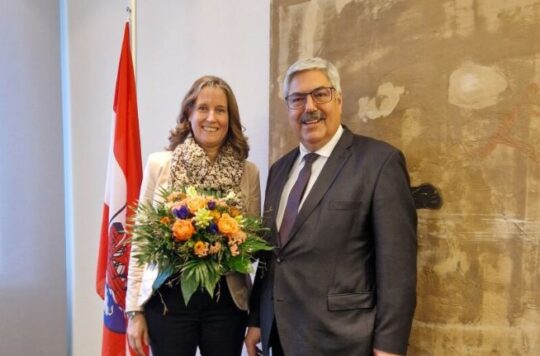 Oberbürgermeister Melf Grantz überreichte der neuen Dezernentin Andrea Toense erst die Ernennungsurkunde und später noch einen Blumenstrauß