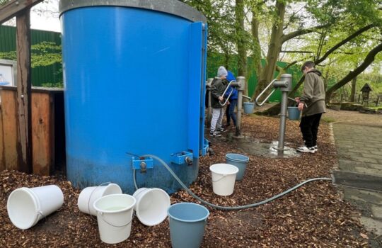 Macht Wassermengen greifbar: der große Auffangbehälter auf dem Geländer der afz-Villa. Foto: Helmut Stapel