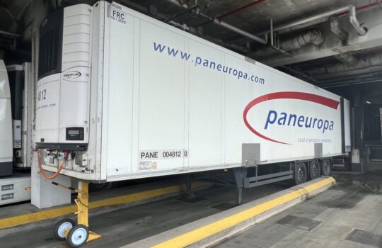Werden schon jetzt per Zug nach Italien gebracht: Kühlcontainer mit Ware aus dem Frosta-Werk Bremerhaven. Foto: Stop press/Helmut Stapel