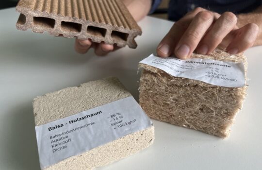 Testweise aus Rotorblättern recycled und vom Fraunhofer-Institut zu neuen Produkten gemacht: Balsaholz als stabile Bodenplatte und Dämmmaterial. Foto: Stop press/Helmut Stapel