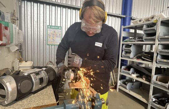 Jede Menge Handarbeit: der Bau der Lidar-Bojen. Foto: Helmut Stapel